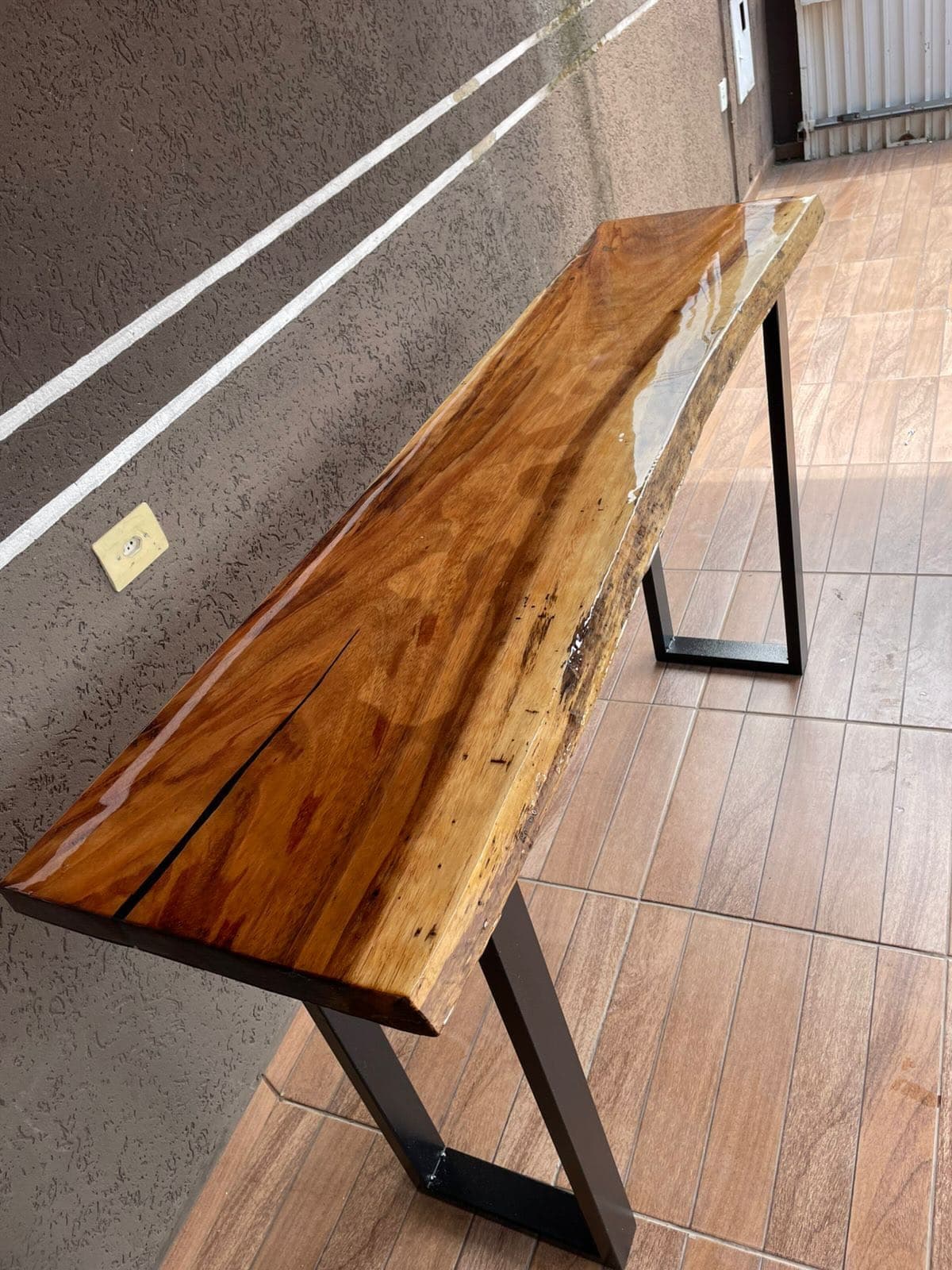 Aparador em madeira com borda organica e resina cristal